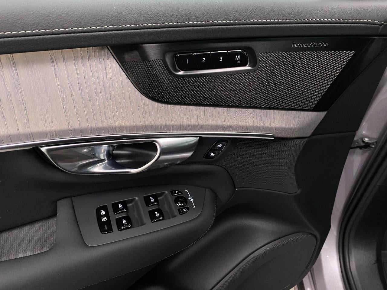 2026 Volvo XC90 B6 AWD Ultra Dark Theme 7-Seater