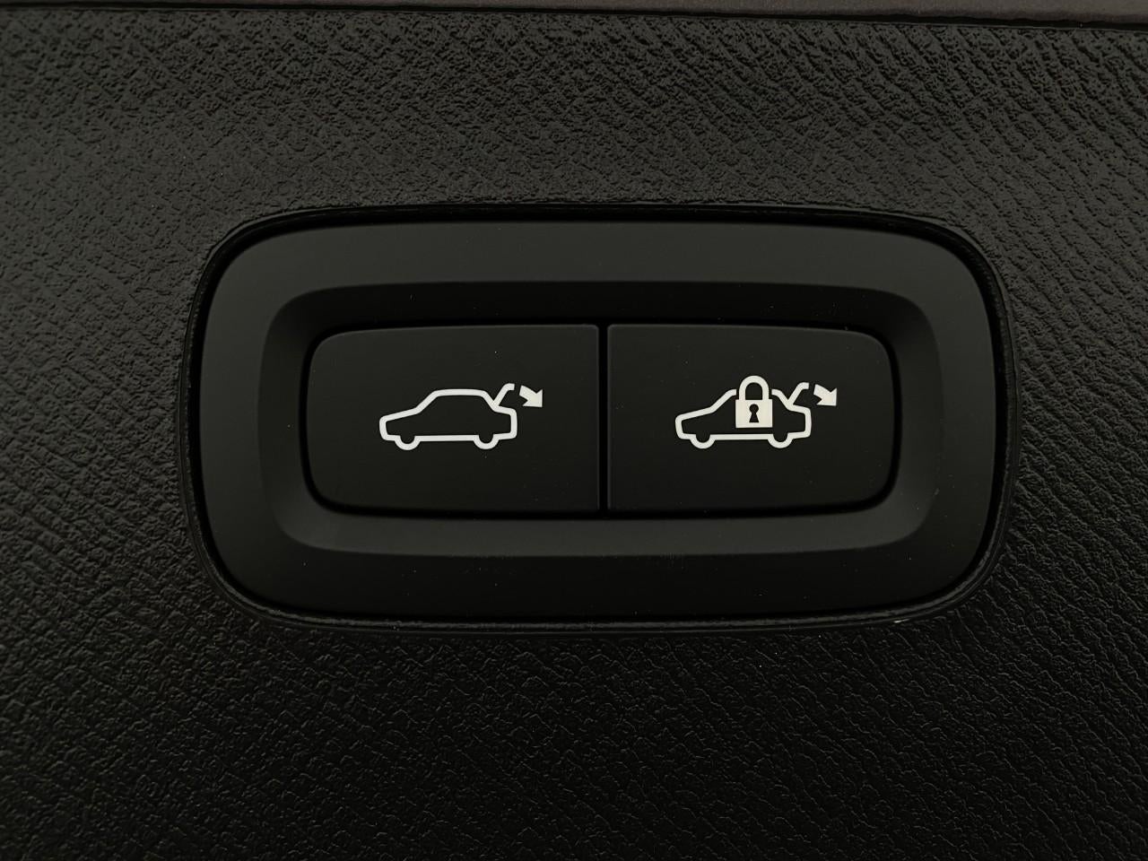 2026 Volvo XC90 B6 AWD Ultra Dark Theme 7-Seater