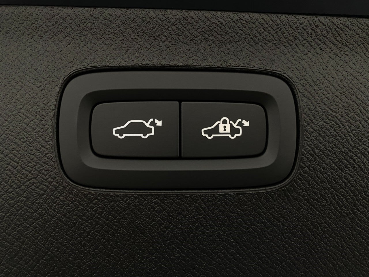 2026 Volvo XC90 Plug-In Hybrid T8 AWD Plus 7-Seater