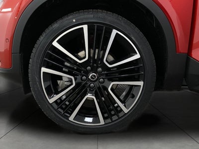 2025 Volvo XC40 B5 AWD Ultra Bright Theme