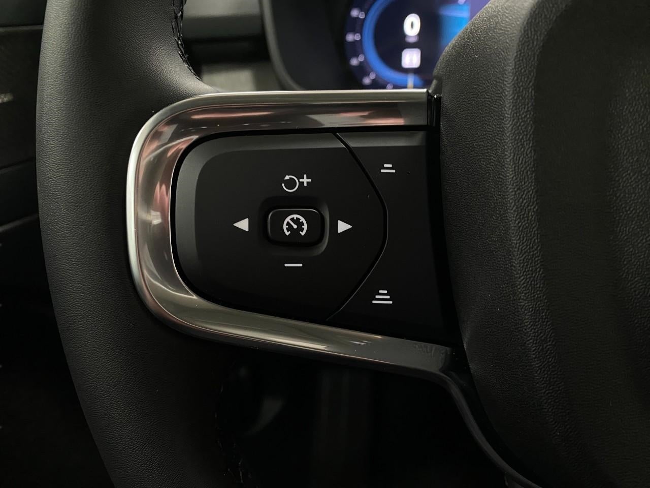 2025 Volvo XC40 B5 AWD Ultra Bright Theme