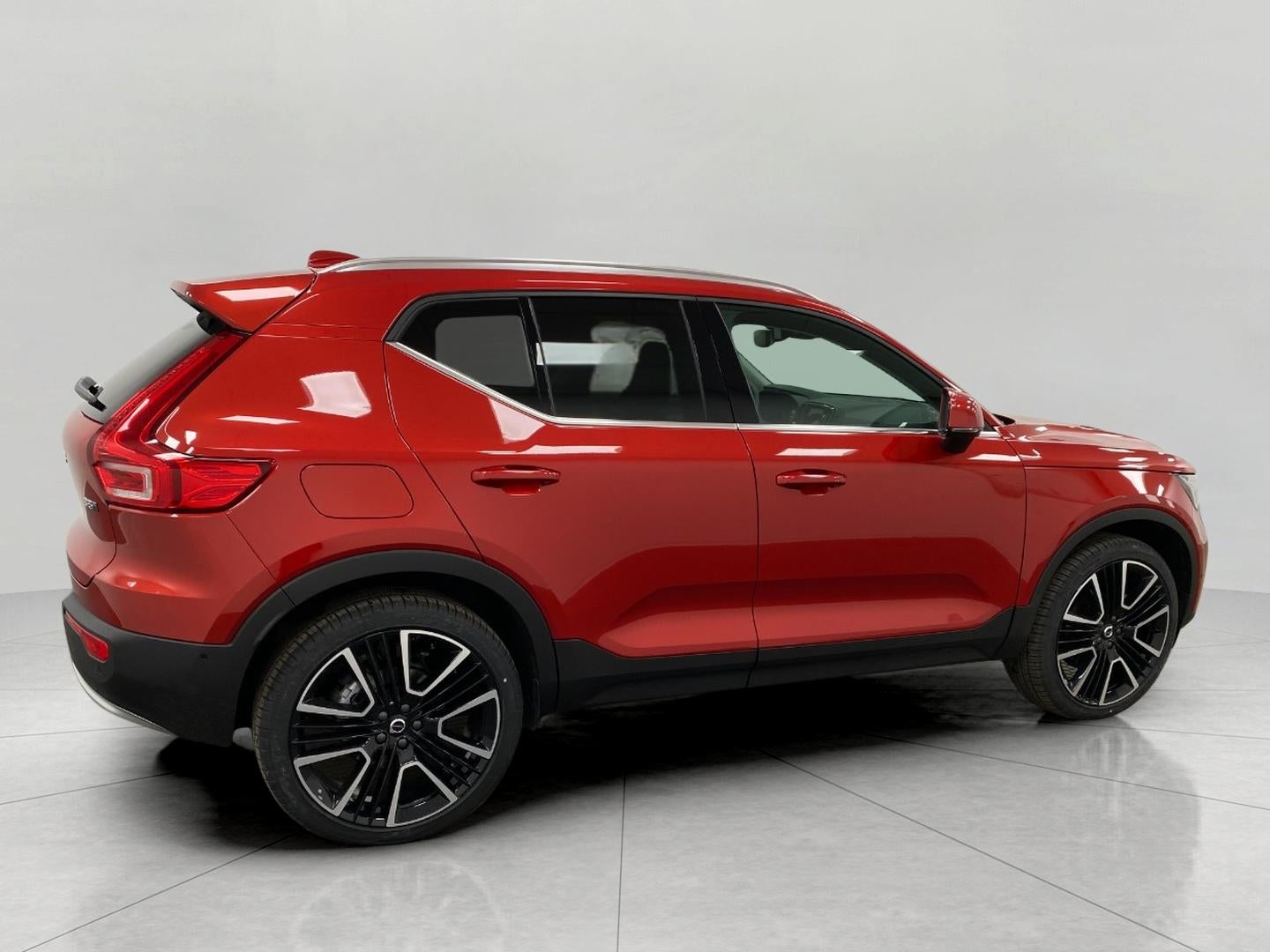 2025 Volvo XC40 B5 AWD Ultra Bright Theme