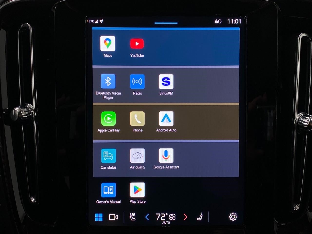 2025 Volvo XC40 B5 AWD Ultra Bright Theme