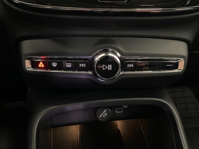 2025 Volvo XC40 B5 AWD Ultra Bright Theme