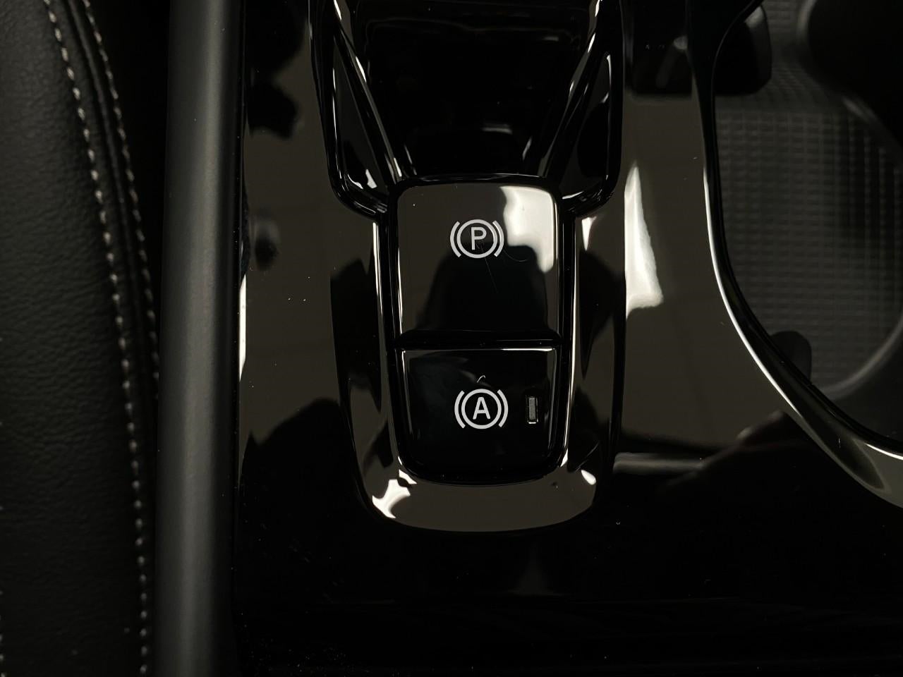 2025 Volvo XC40 B5 AWD Ultra Bright Theme