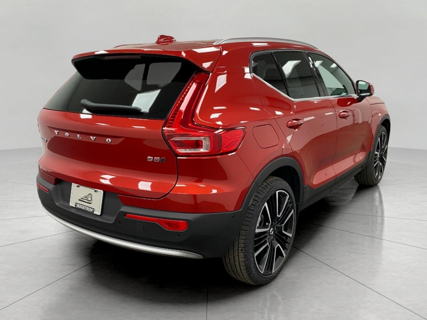 2025 Volvo XC40 B5 AWD Ultra Bright Theme