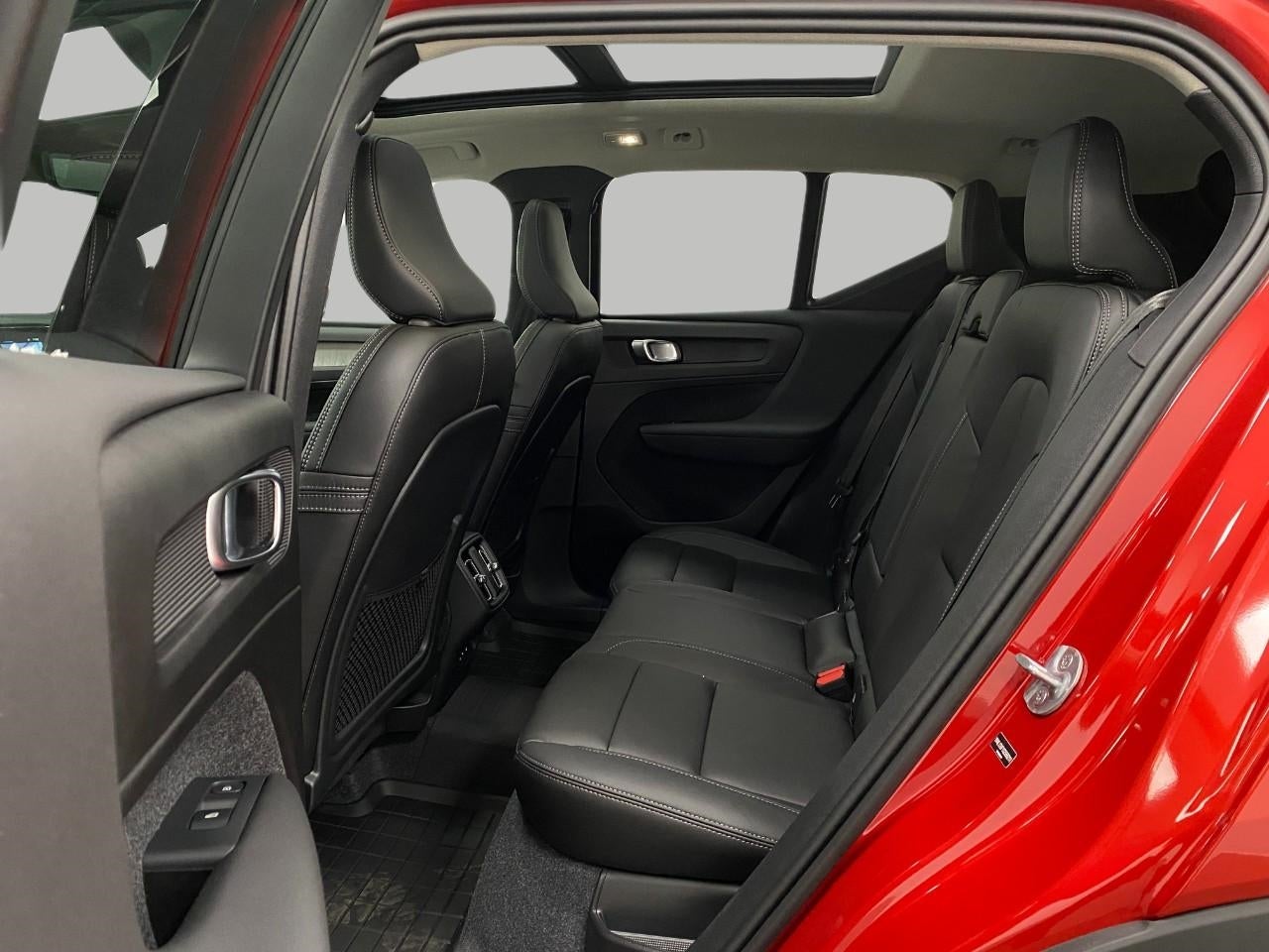 2025 Volvo XC40 B5 AWD Ultra Bright Theme