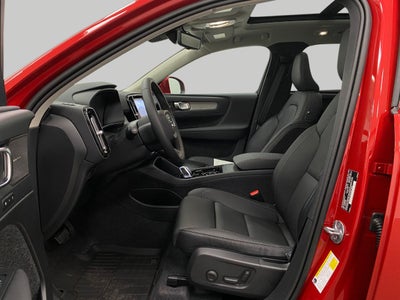 2025 Volvo XC40 B5 AWD Ultra Bright Theme