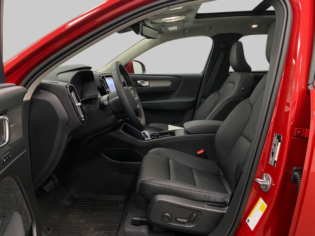 2025 Volvo XC40 B5 AWD Ultra Bright Theme