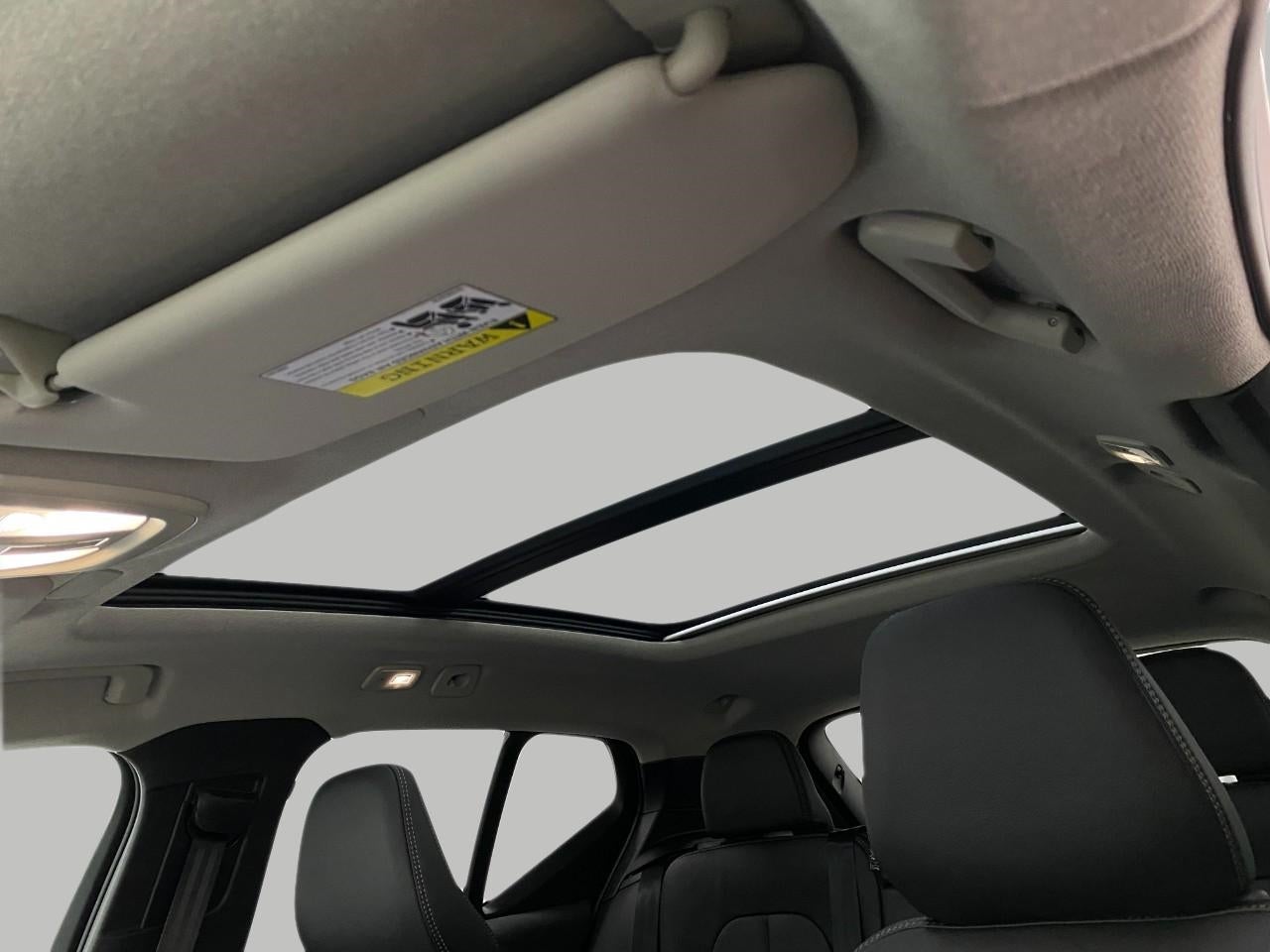 2025 Volvo XC40 B5 AWD Ultra Bright Theme