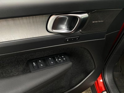 2025 Volvo XC40 B5 AWD Ultra Bright Theme