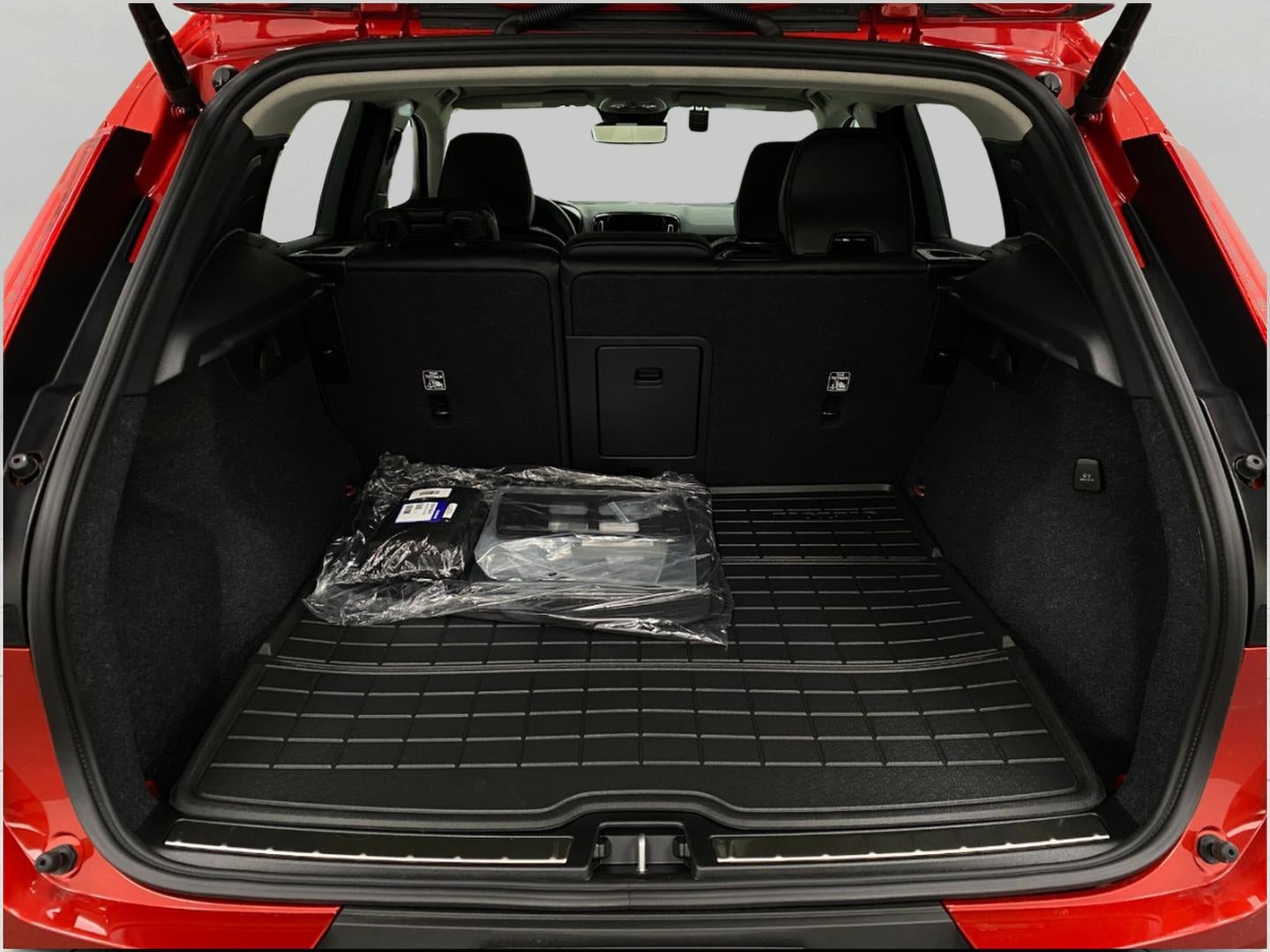 2025 Volvo XC40 B5 AWD Ultra Bright Theme