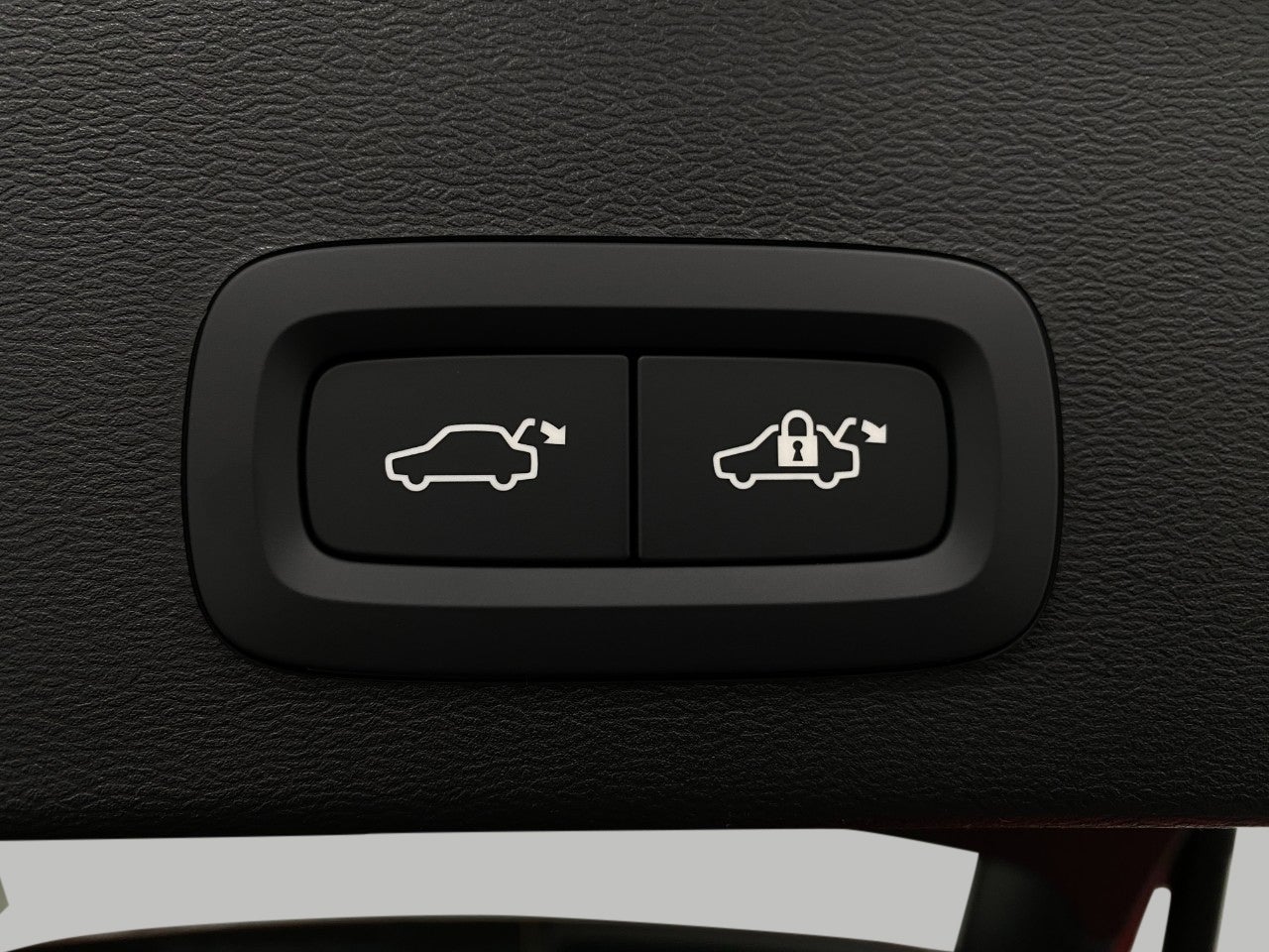 2025 Volvo XC40 B5 AWD Ultra Bright Theme