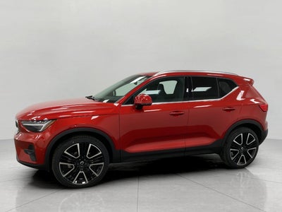 2025 Volvo XC40 B5 AWD Ultra Bright Theme