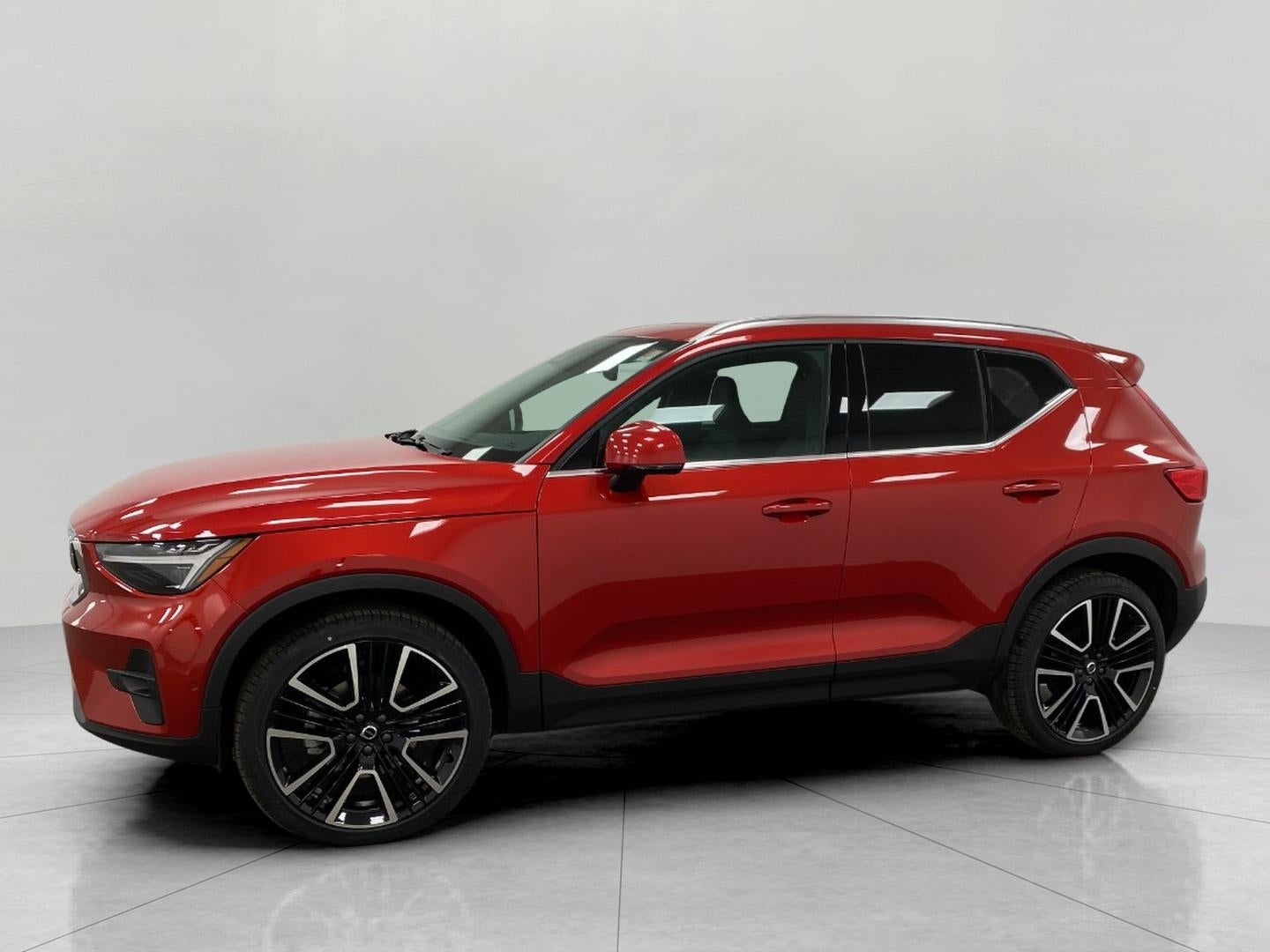 2025 Volvo XC40 B5 AWD Ultra Bright Theme
