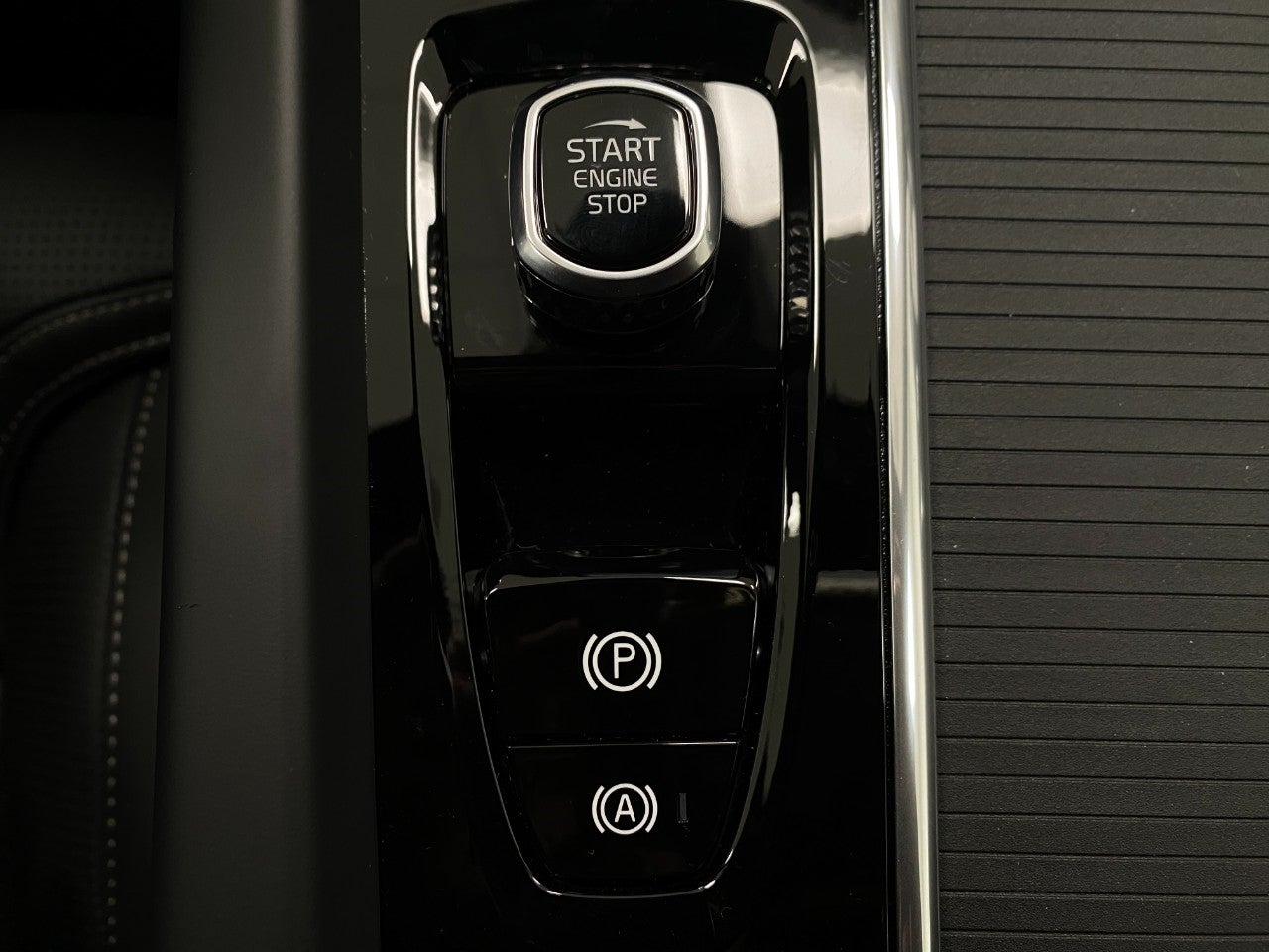 2026 Volvo XC60 B5 AWD Ultra Black Edition