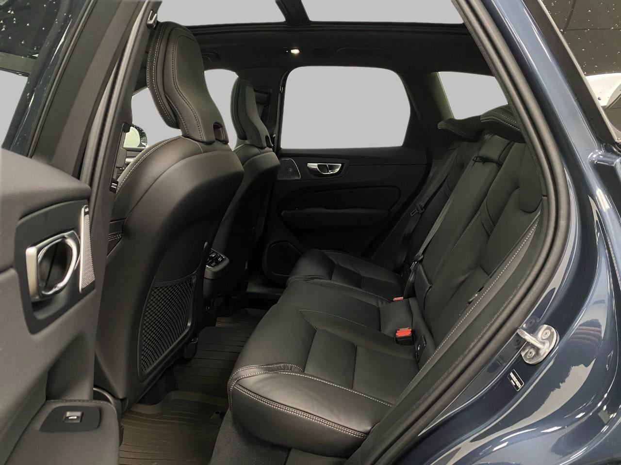 2026 Volvo XC60 B5 AWD Ultra Black Edition