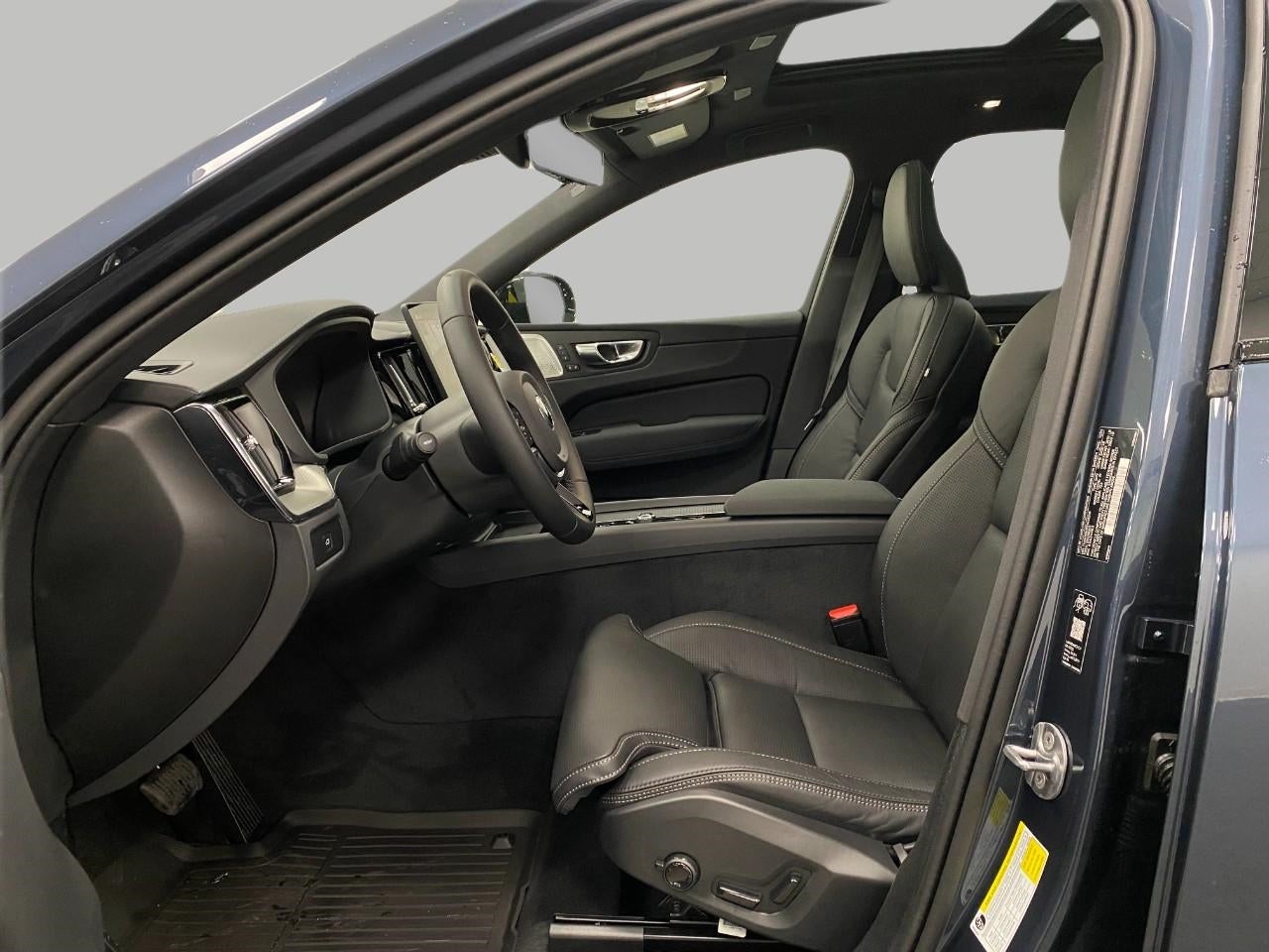 2026 Volvo XC60 B5 AWD Ultra Black Edition