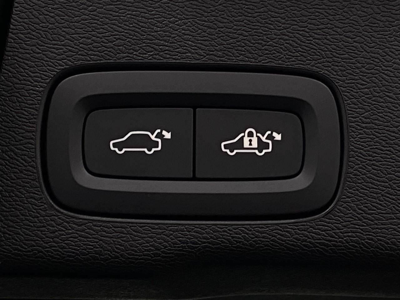 2026 Volvo XC60 B5 AWD Ultra Black Edition