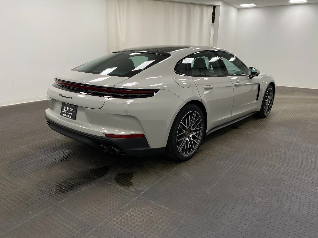 2025 Porsche Panamera 4