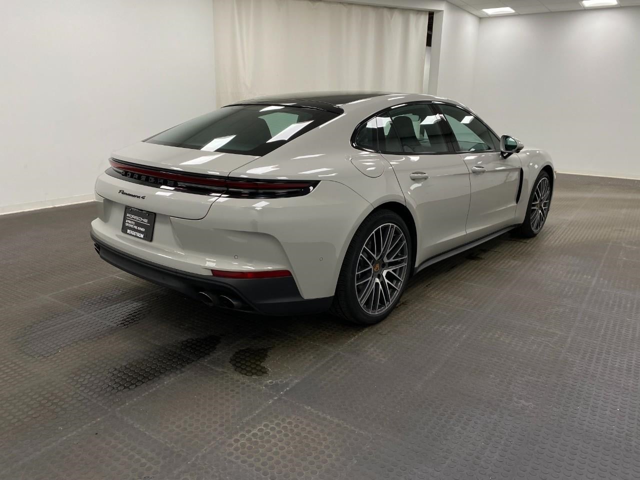 2025 Porsche Panamera 4