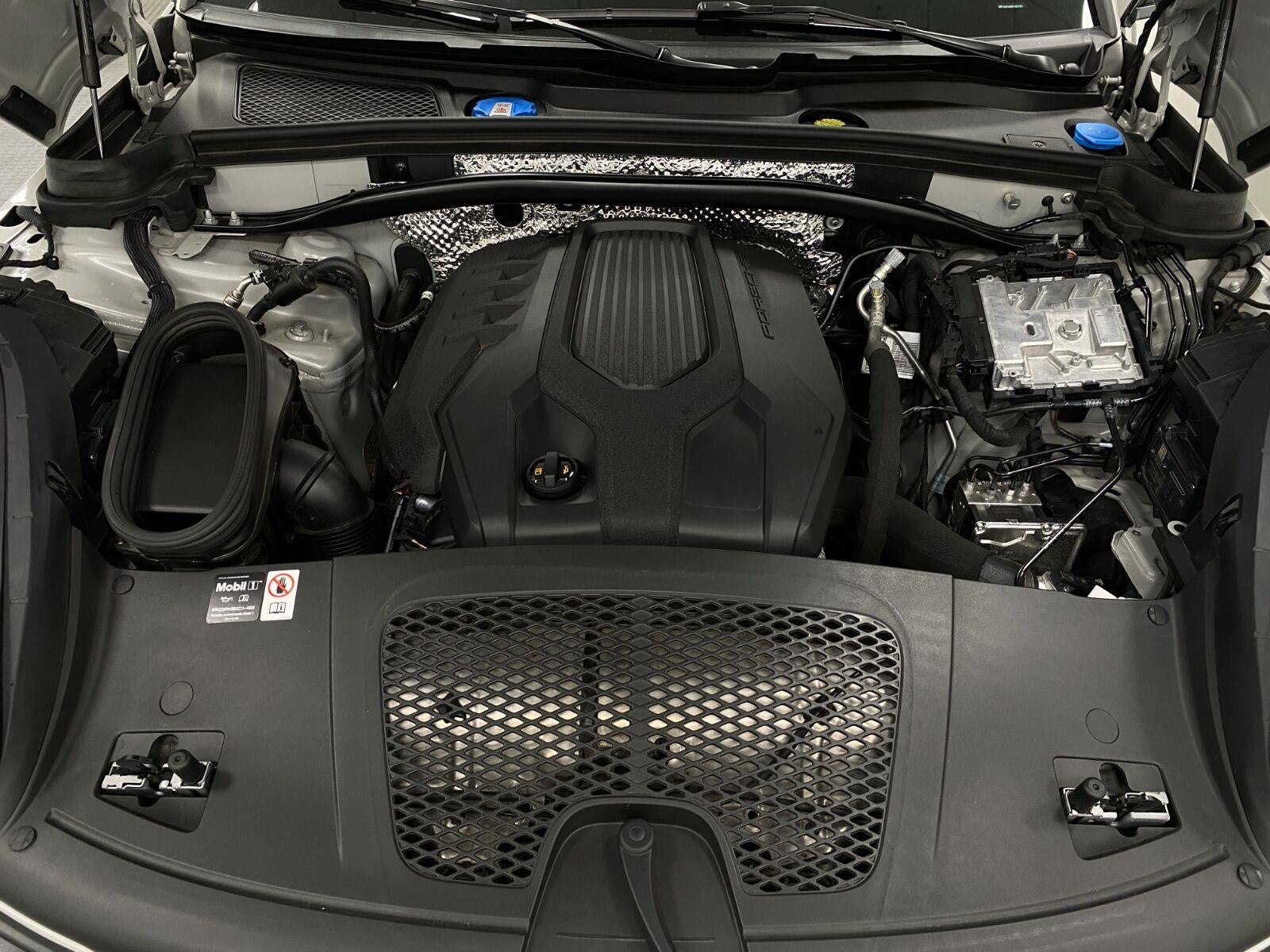 2025 Porsche Macan AWD