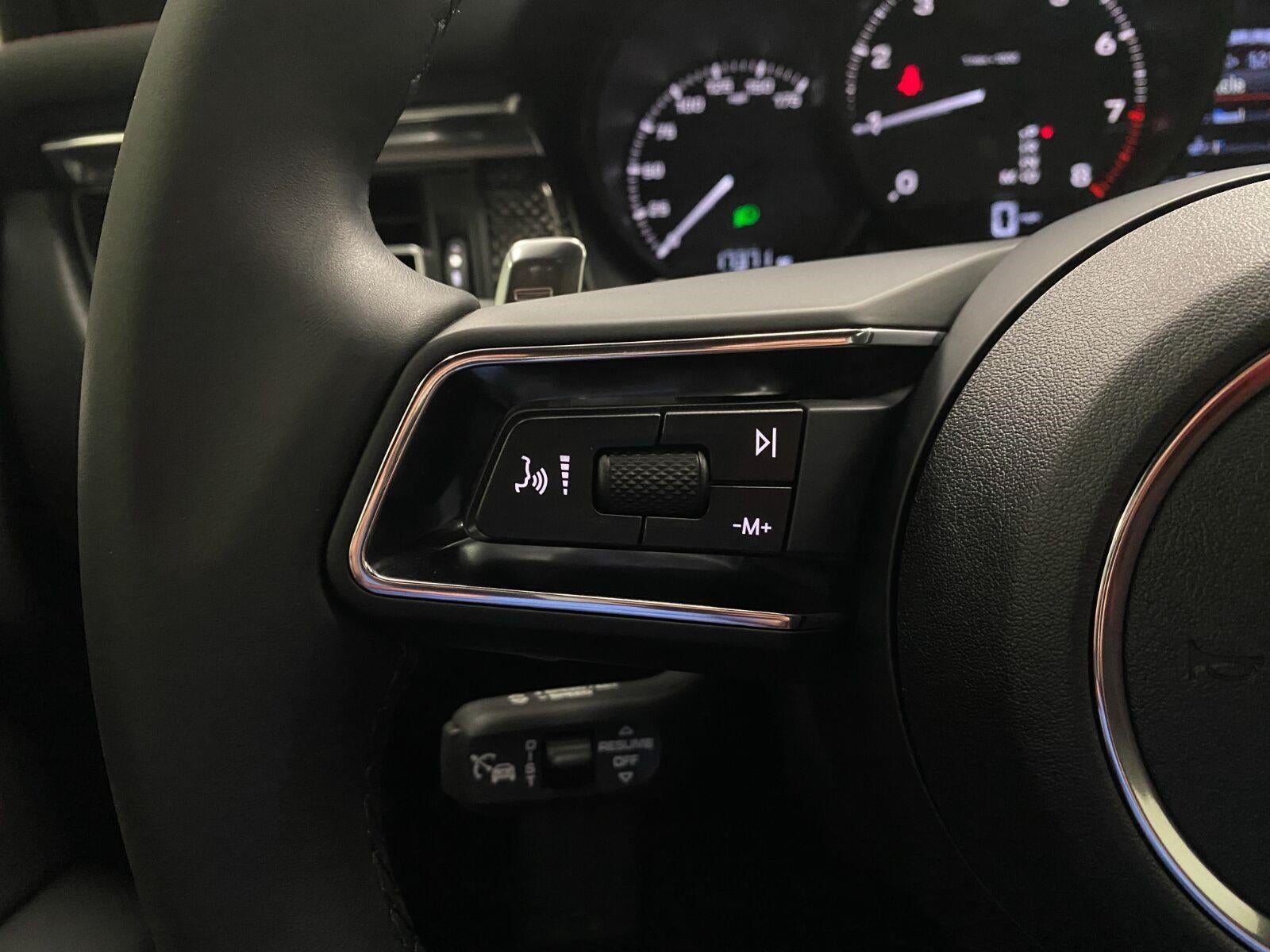2025 Porsche Macan AWD