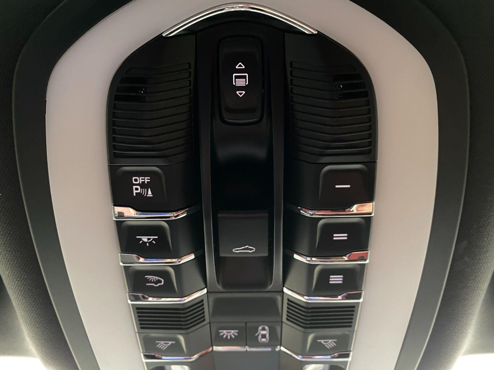 2025 Porsche Macan AWD