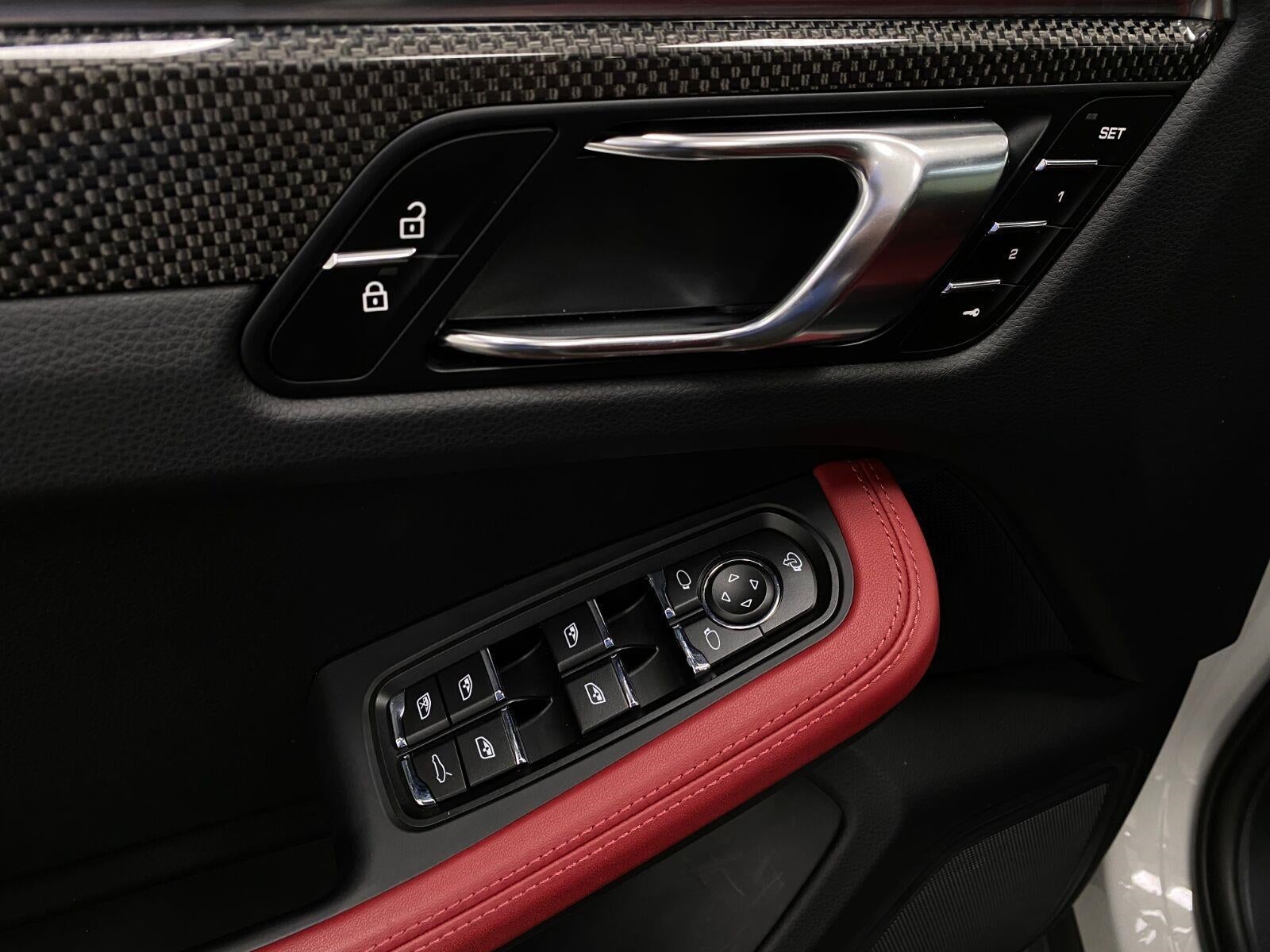2025 Porsche Macan AWD