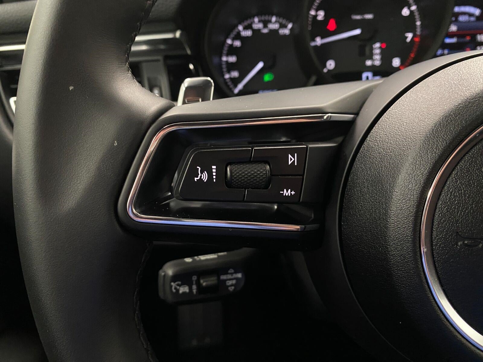 2025 Porsche Macan AWD
