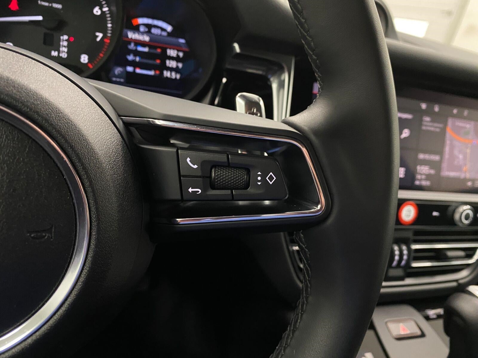 2025 Porsche Macan AWD