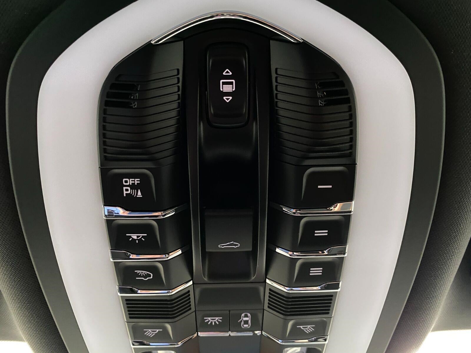 2025 Porsche Macan AWD