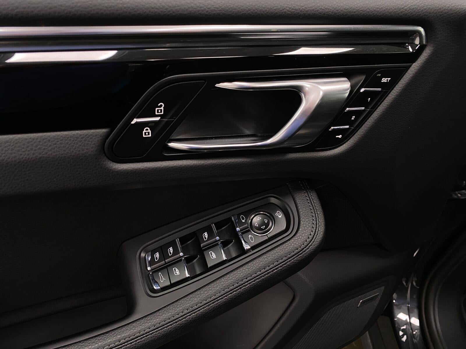 2025 Porsche Macan AWD