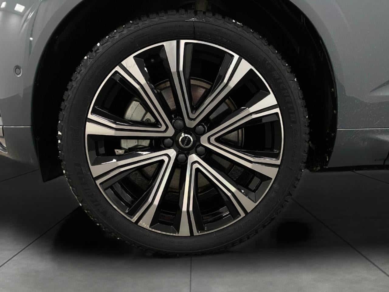 2023 Volvo XC60 B6 AWD Ultimate Bright Theme