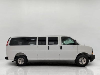 2025 Chevrolet Express Passenger 3500 1LS