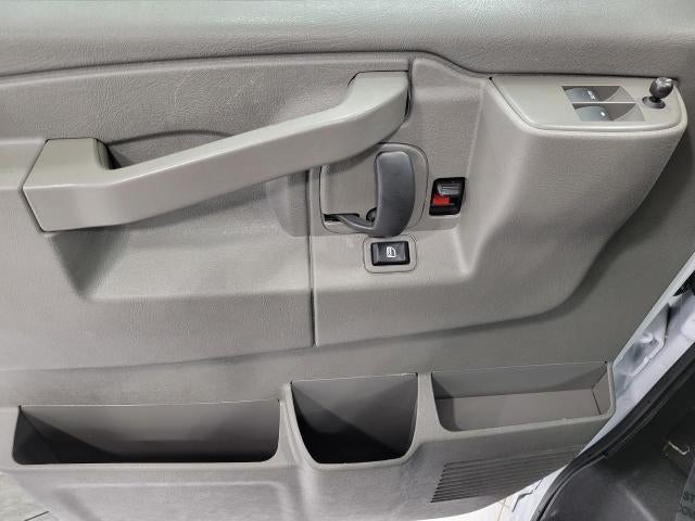 2025 Chevrolet Express Passenger 3500 1LT